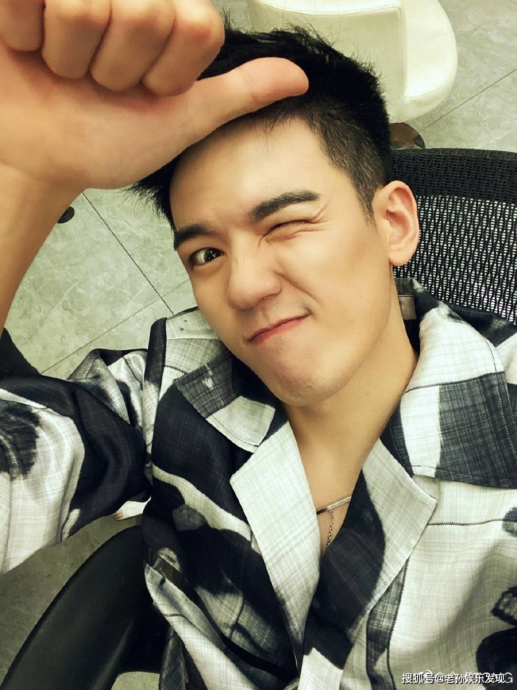 多篇|原创自曝高考作弊的他，今天发文暗指郑云龙踩低他