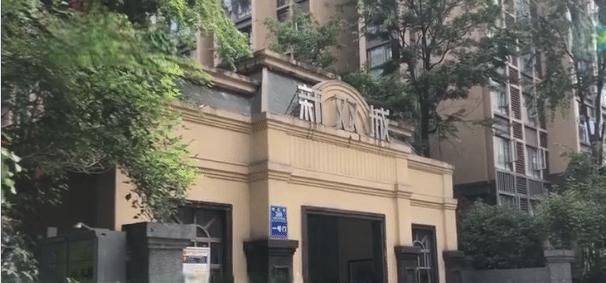 原创成都14岁女生坠楼身亡,同楼邻居下楼查看,十分钟后她从7楼跳下