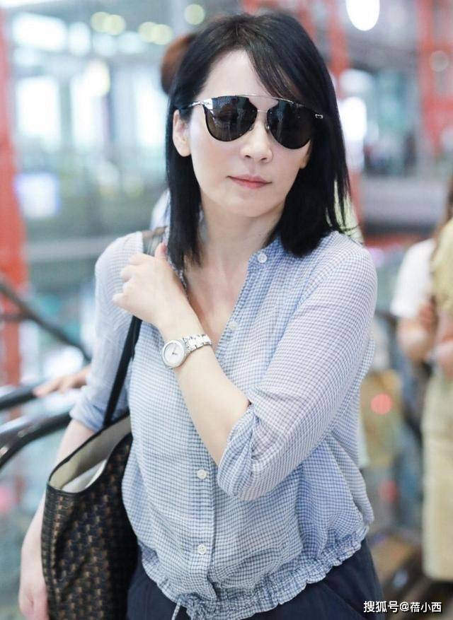 俞飞鸿终于剪了锁骨发,穿衬衫配五分裤,中年妇女照着搭配嫩10岁_手机