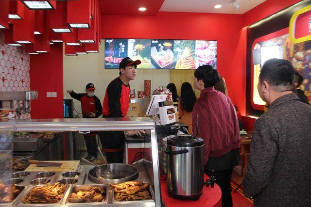 大爷卖卤鸭脖,开店一个月后,外卖小哥:还要排队拿餐?