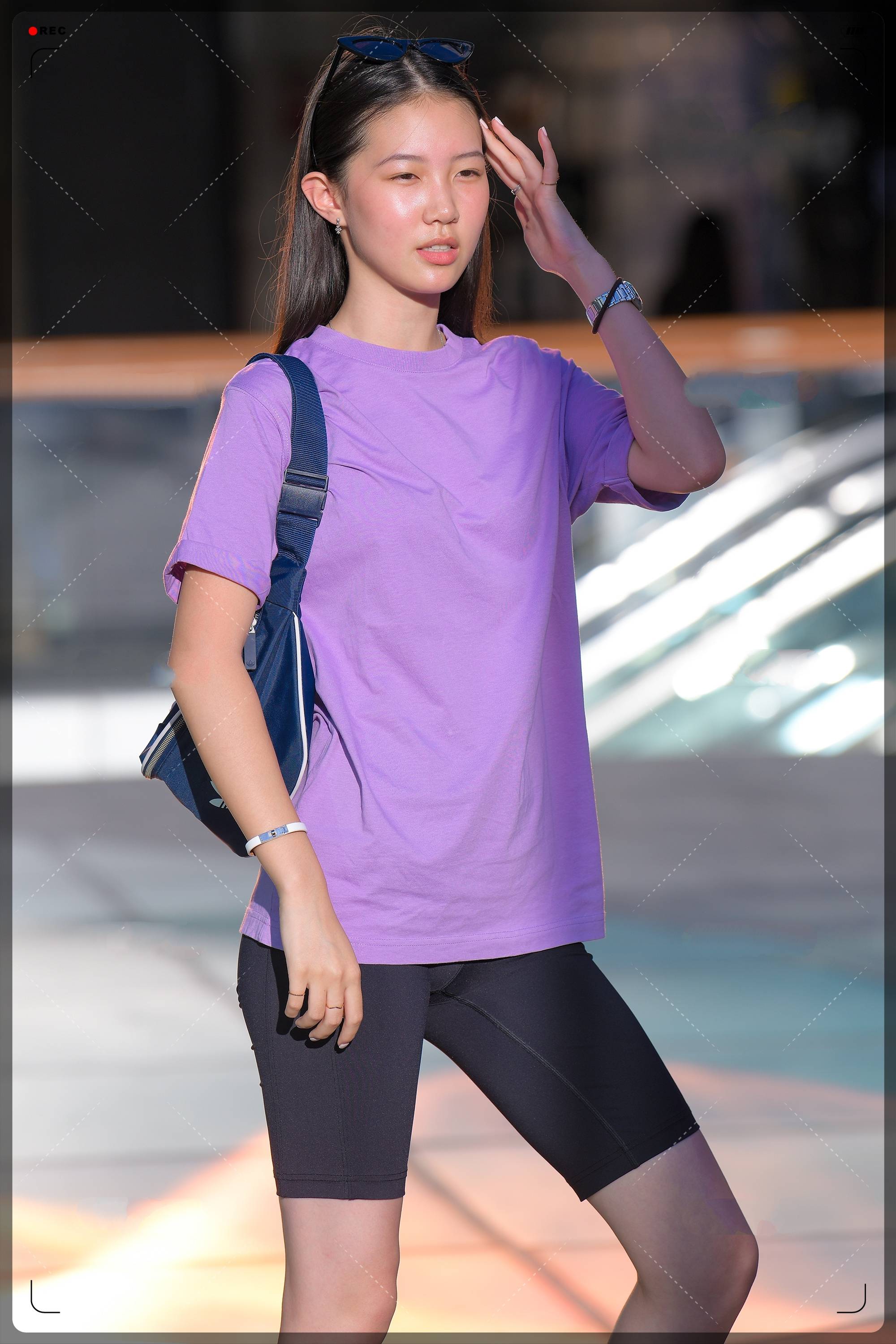 原创紫色短袖高级有质感,紧身短裤尽显腿长优势,这身搭配美爆了
