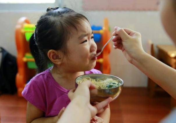 孩子|喂水避开3时段,孩子不积食长得快孩子“喝水”不能马虎