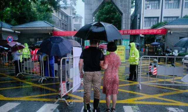 武汉家长暴雨中送考画面令人泪目口罩旗袍天团亮相为孩子加油