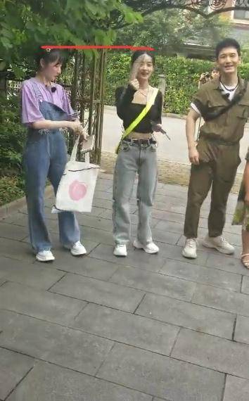 晓明赵丽颖现身街头,颖宝露脐装超瘦