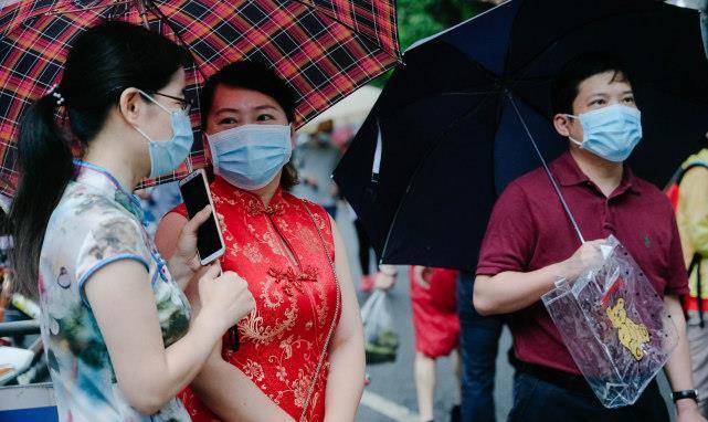 武汉家长暴雨中送考画面令人泪目口罩旗袍天团亮相为孩子加油
