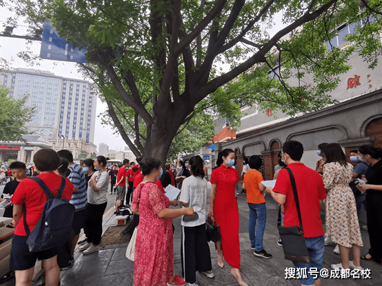 开家长会怎么穿搭学生_学生开家长会图片(2)