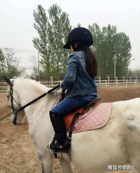 李湘|王诗龄晒视频尖下巴惹眼，打扮朴素不见大牌，口齿清晰被夸像李湘