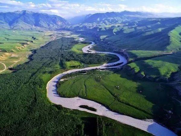 库尔代森林大峡谷发源天山中部,大半位于喀拉峻草原东区;呈"几"字形自