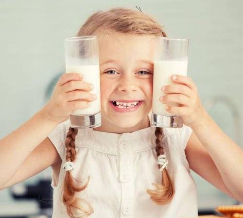 医生叮嘱：这3种牛奶别再喂孩子，喝多了伤肠胃，家里有的快扔掉