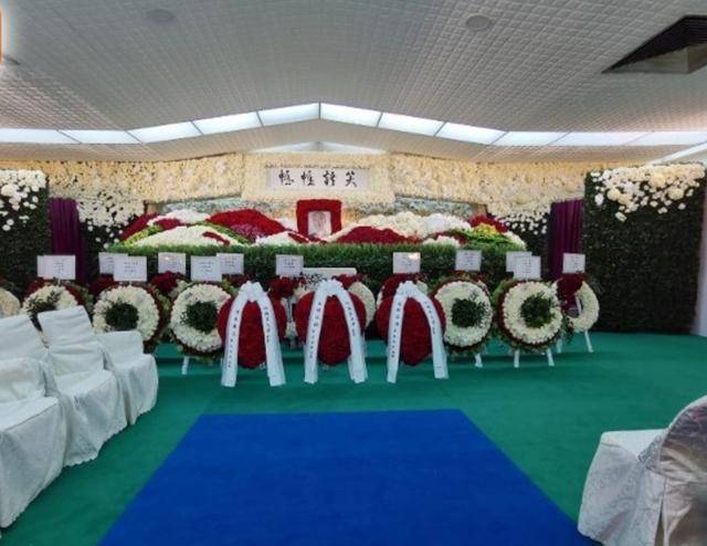 赌王丧礼各房太太与子女们到场，个个神情肃穆