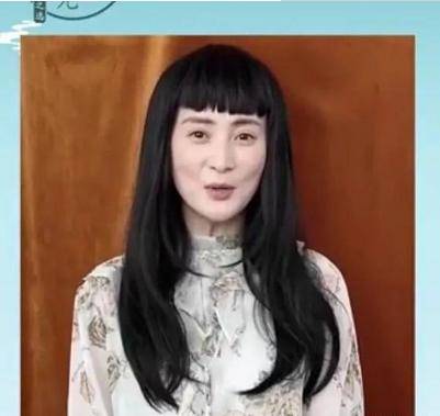 44岁蒋勤勤近照老到认不出？剪二次元刘海撞脸刘