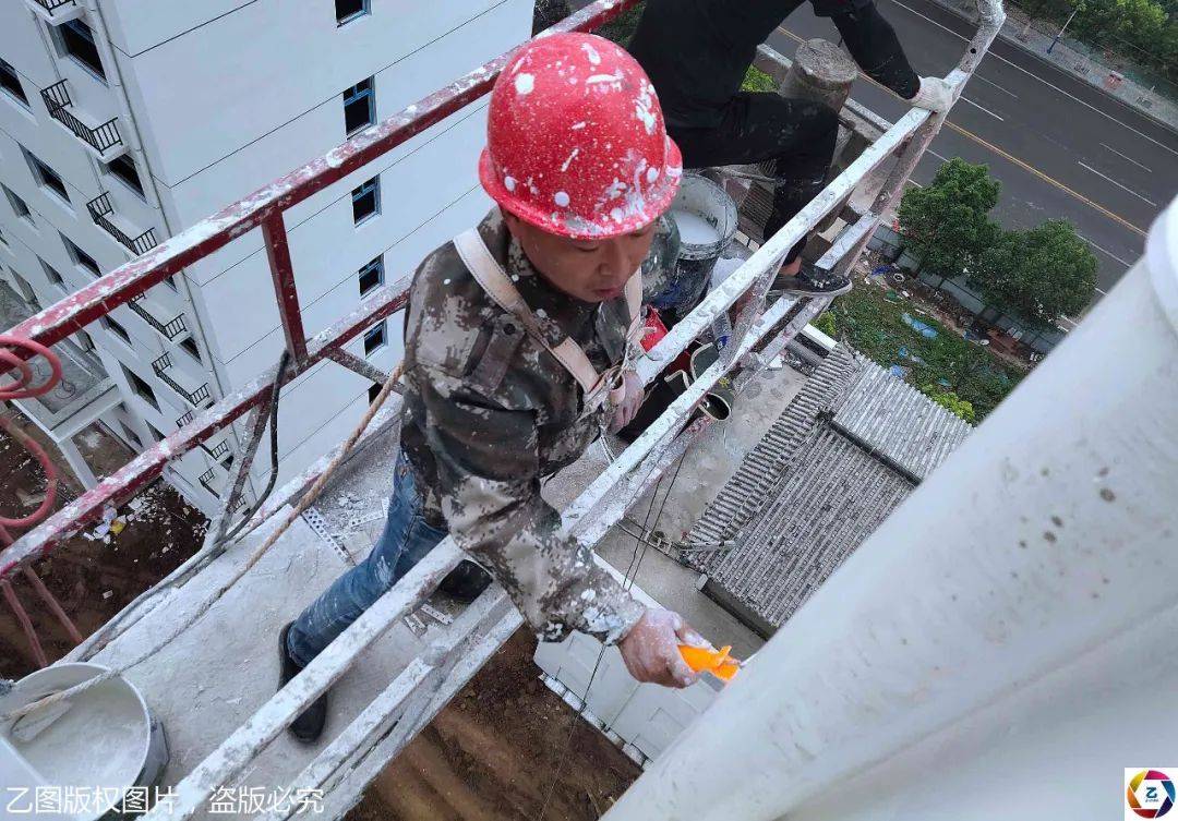 高温酷暑，小伙每天在工地高空作业超过10小时，