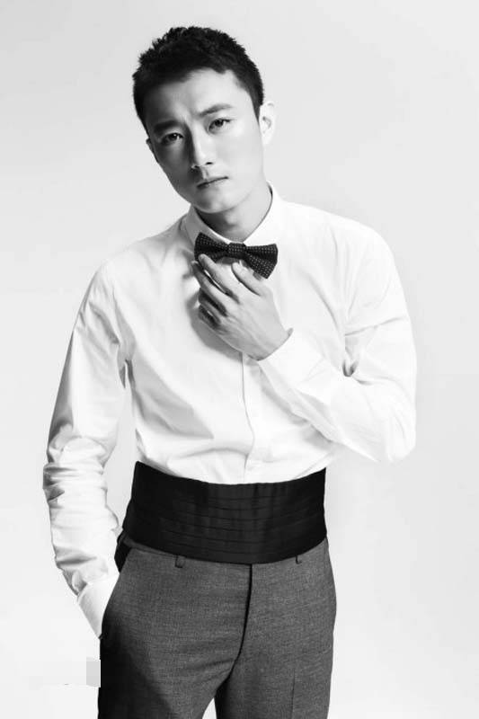 41岁董璇疑有新恋情，与90后小鲜肉聚餐动作亲昵