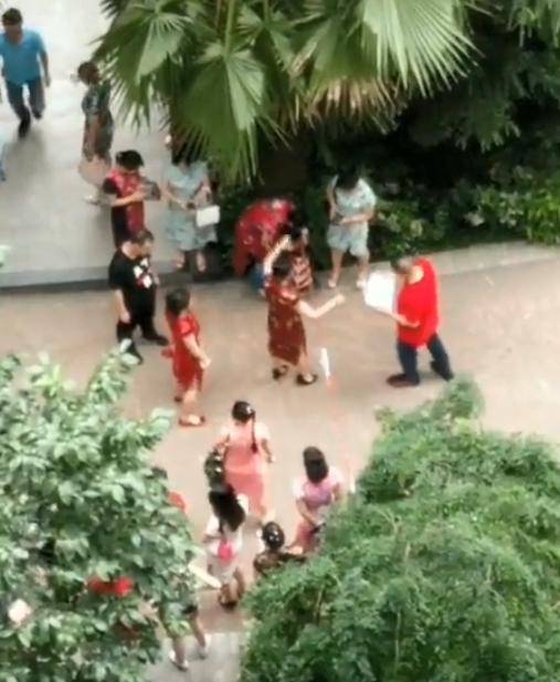 家长为孩子高考临时封路？贵阳一小区部分业主