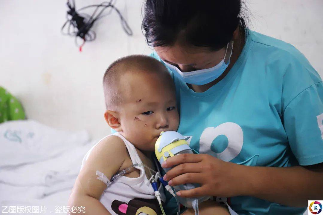 高温酷暑，小伙每天在工地高空作业超过10小时，