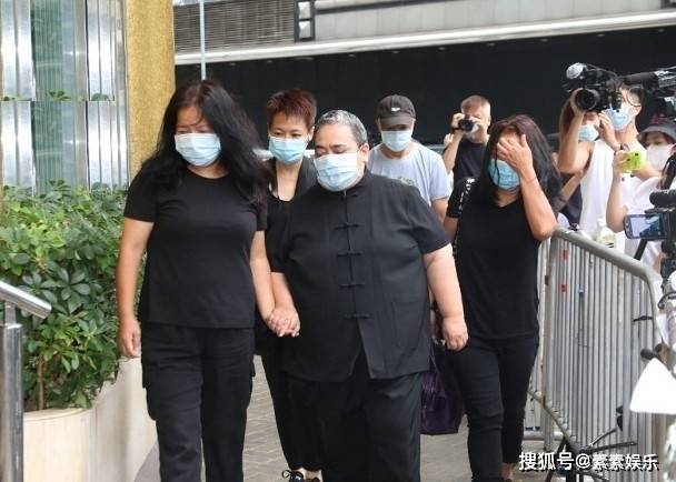 『霍启刚』霍震霆一脸悲伤露面霍氏家族拜祭赌王:霍启刚带郭晶晶现身