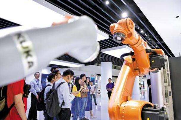 “亲儿子”强过“半生子”？美的机器人撇弃安