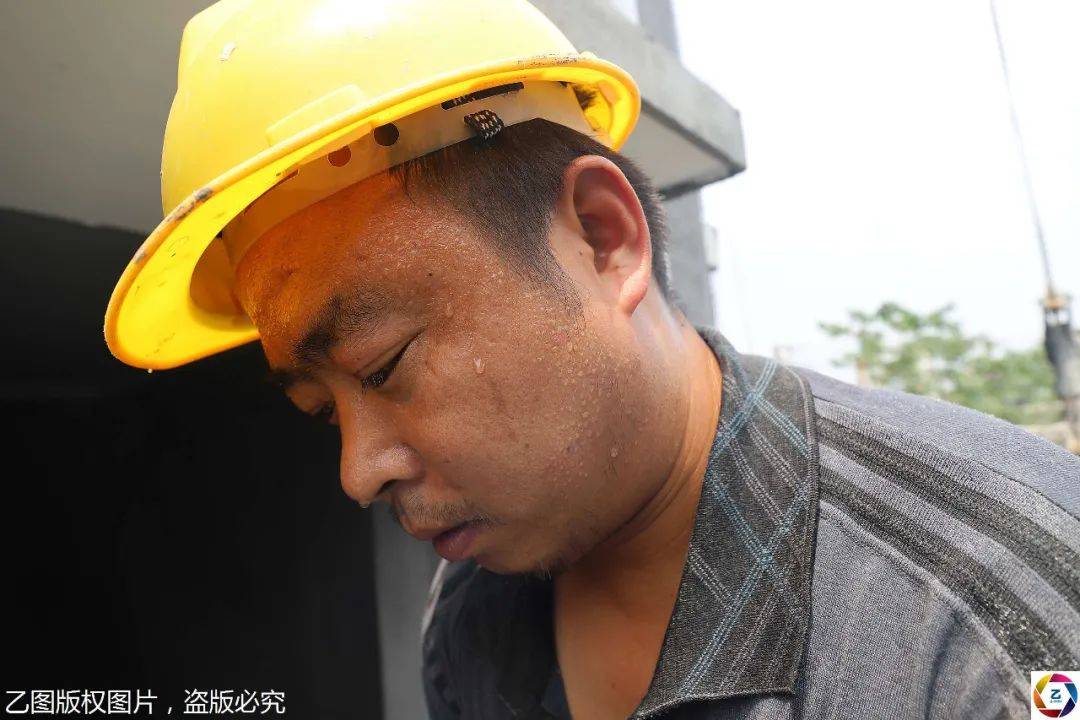高温酷暑，小伙每天在工地高空作业超过10小时，