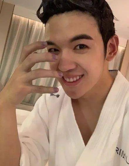 微博|原创仝卓工作室在线发疯，连发28条微博撕郑云龙，还讽刺他撒谎精