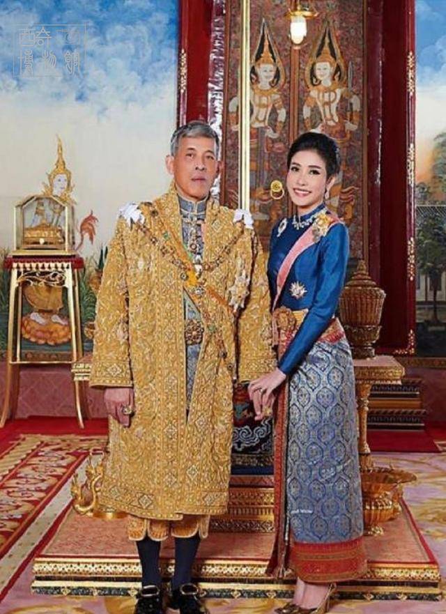 泰国国王玛哈迎娶贵妃诗妮娜时,官方公布的合照.