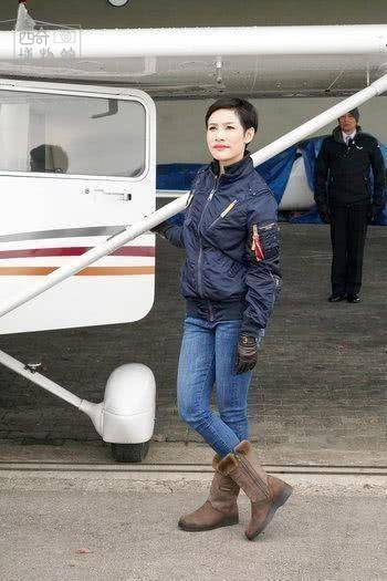 苏提达|68岁泰王玛哈总算撇下20名女护卫从德国回泰，王后穿绿裙迎接