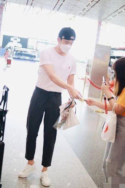 微博|原创仝卓工作室在线发疯，连发28条微博撕郑云龙，还讽刺他撒谎精