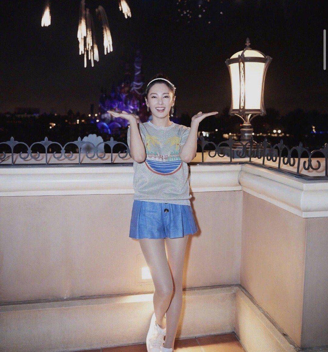 辣妈张雨绮晒出迪士尼游玩美照,穿搭青春甜美,像一位高中生
