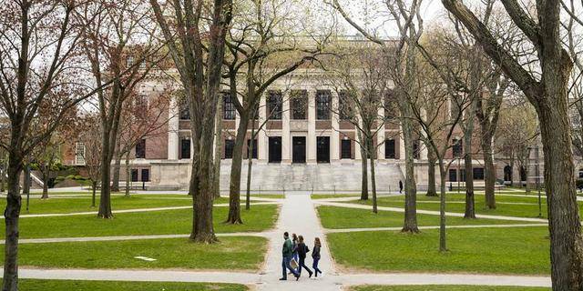 留学生|被强制离境、被强制开学：美国为何此时执意对留学生下重手？