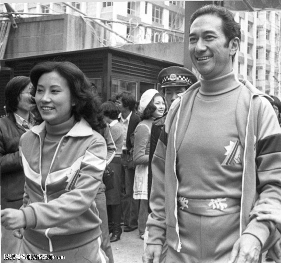 瞩目|汪明荃晒照悼念赌王，赌王穿运动装长腿瞩目，举剪刀手拍照太可爱