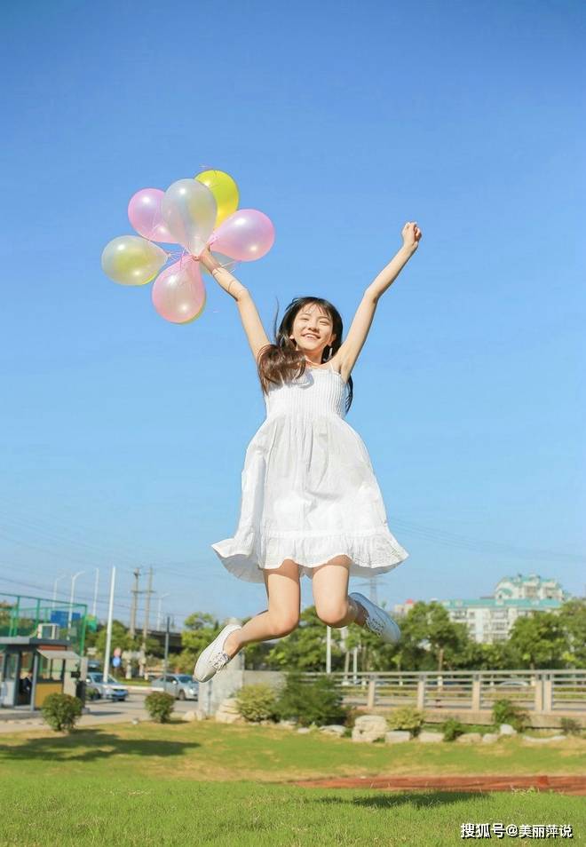 跳跃着清纯阳光美少女活泼俏皮可爱唯美户外写真