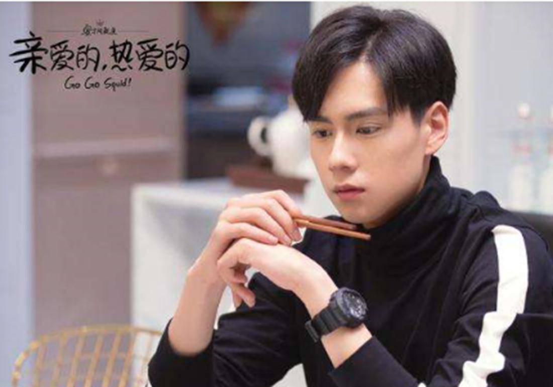 《亲爱的》的第一集中就已经表现出色,但是胡一天的官方演员年龄有点