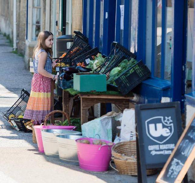 衣服|贝克汉姆女儿9岁生日！小七穿中国红学书法，老爸的字写得真不赖