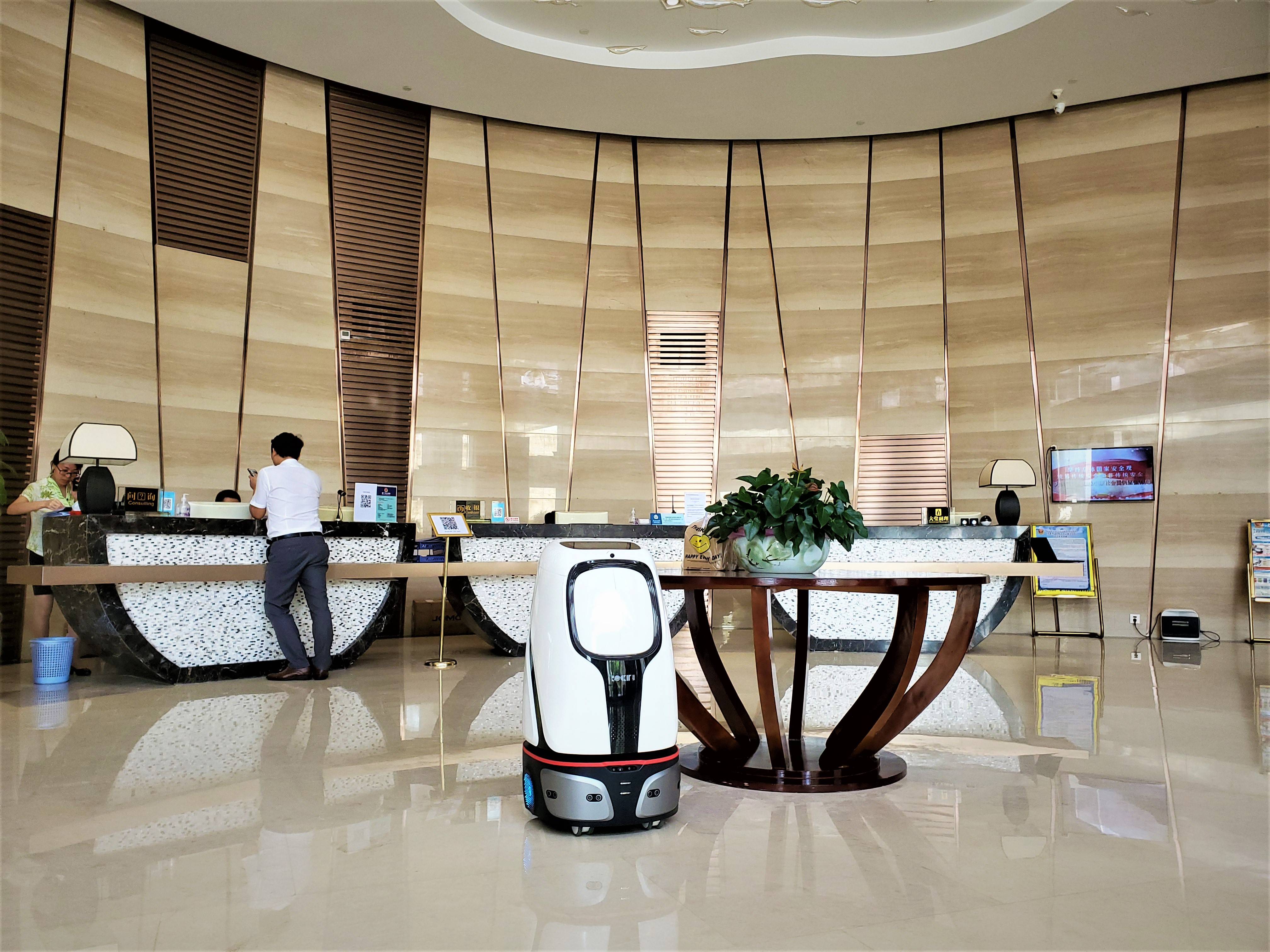 酒店服务机器人带给你如家一般的温馨_客人
