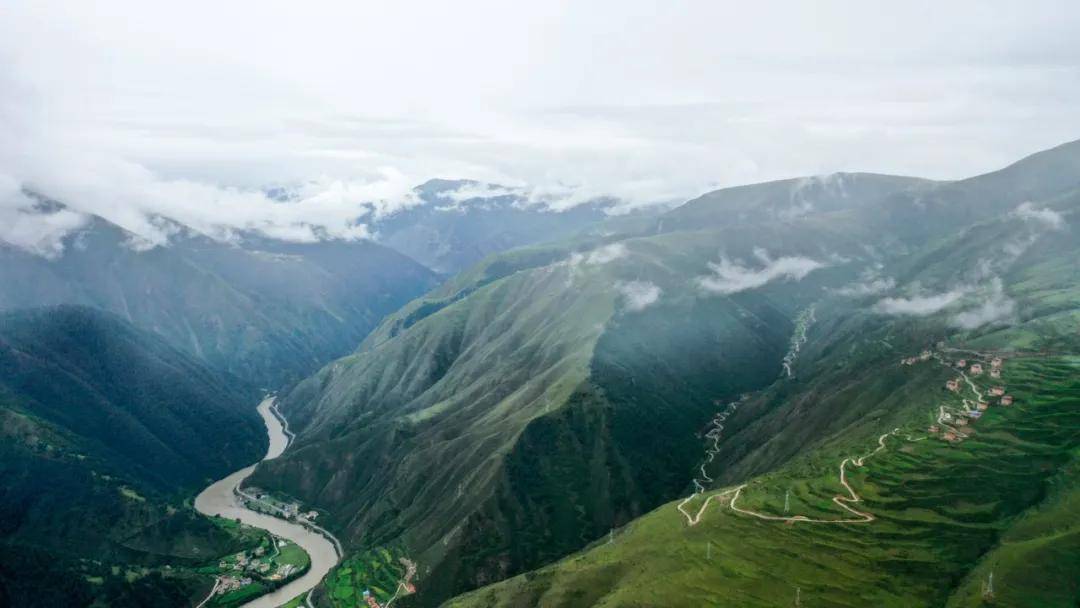 雅砻江大峡谷虽没有雅鲁藏布江大峡谷的天下闻名,但却有着不输于它的