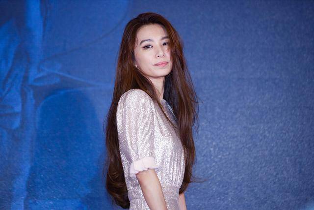 hebe|37岁Hebe疏于保养,现身活动脸色蜡黄苹果肌下垂,女神也变路人