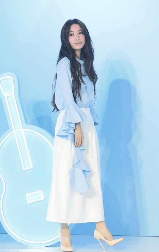 hebe|37岁Hebe疏于保养,现身活动脸色蜡黄苹果肌下垂,女神也变路人