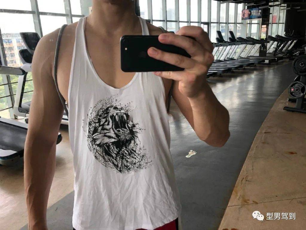 衡量男人身材的几大标准 d杯胸肌,六块腹肌,麒麟臂,倒三角 小哥一样