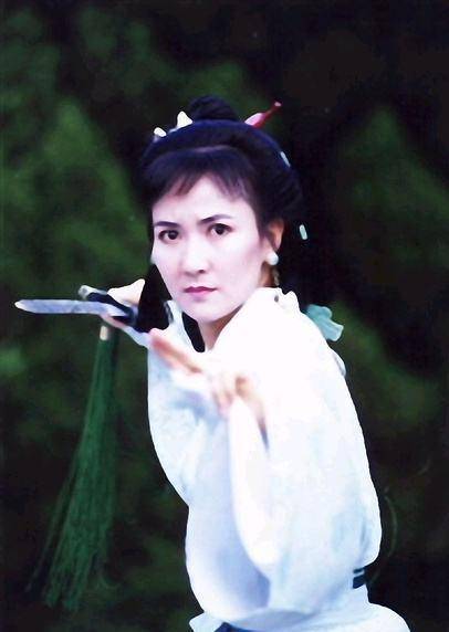 她因“小青”走红，因孕期丈夫出轨气到流产，今62岁老得认不出