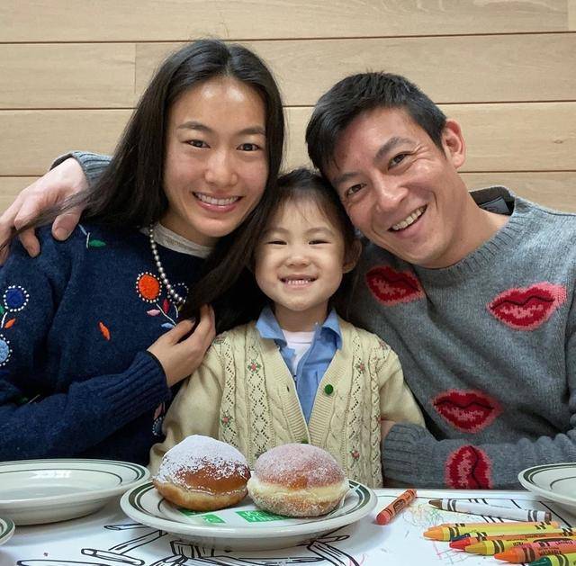 大赞|原创陈冠希直播满脸痣颜值下跌，大赞秦舒培很美女儿很乖，家庭幸福