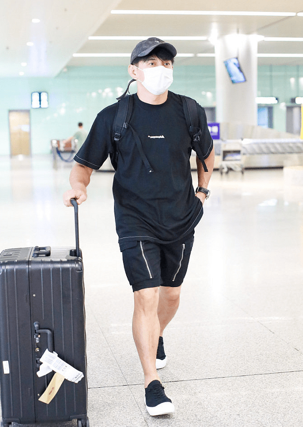 吴奇隆|吴奇隆身穿黑色短袖短裤酷帅有型，手臂肌肉壮硕，型男范儿爆棚！