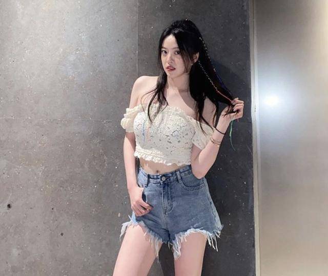 紧身|王中磊女儿王文穿蕾丝紧身上衣！秀娇嫩肌肤火辣魔鬼身材