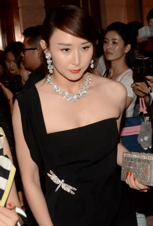 配饰|阔太胡静气质真出众，穿黑色抹胸连衣裙配低马尾，豪门气质惊艳