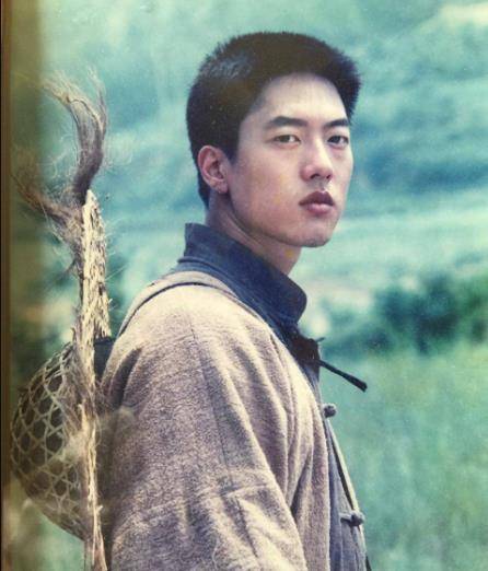 靠实力红了整整十年，如今娶娇妻结婚无人知，