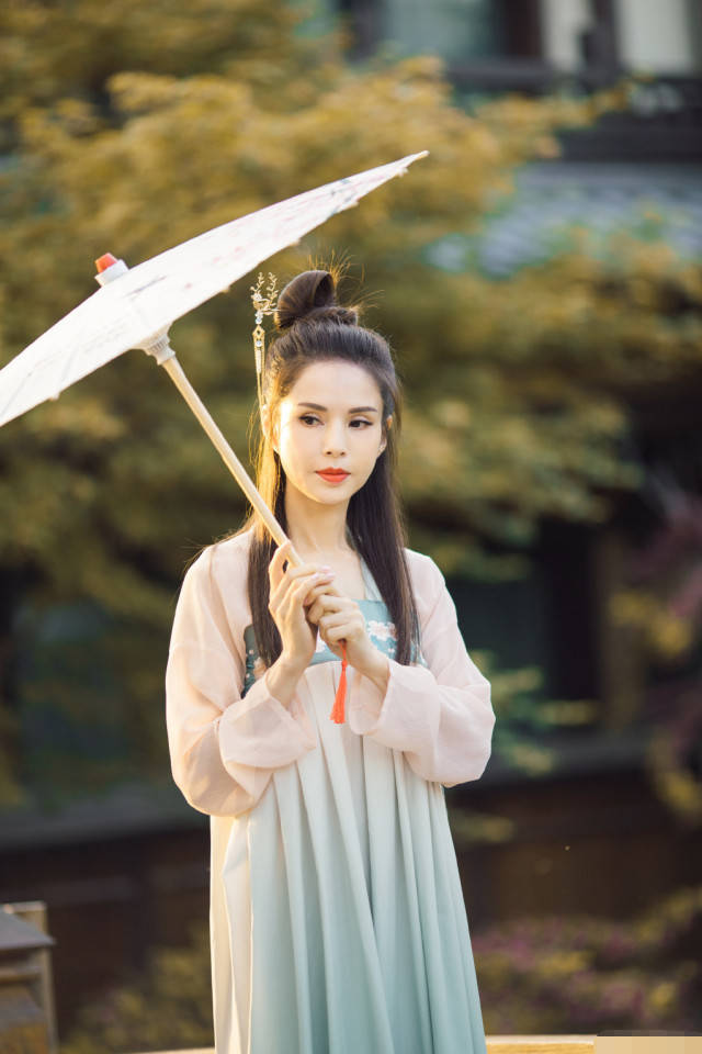 耍大牌？李若彤要工作人员为她穿鞋，6人齐上场