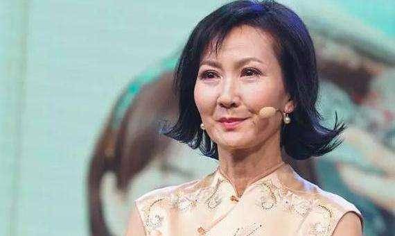 她因“小青”走红，因孕期丈夫出轨气到流产，今62岁老得认不出