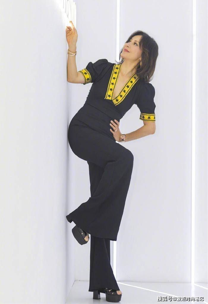 鞋底|有种炫富叫刘嘉玲的鞋，鞋底印多几个字身价就翻倍，一般人买不起