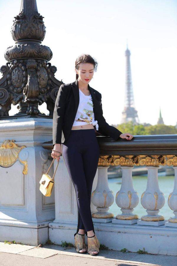 健美裤|金晨在国外真“招摇”，黑色西装配“健美裤”街拍，这身材看呆了