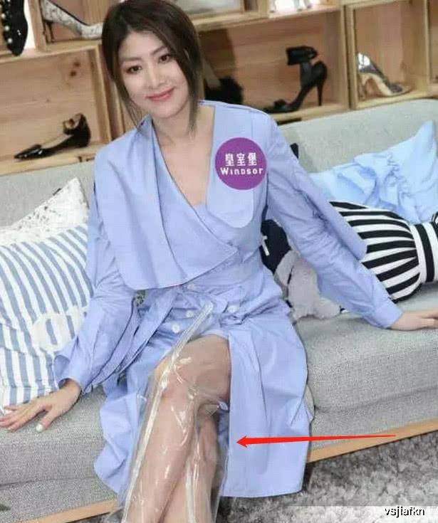 风衣|陈慧琳罕见亮相活动,一袭蓝色风衣好迷人,不过这鞋子是认真的吗