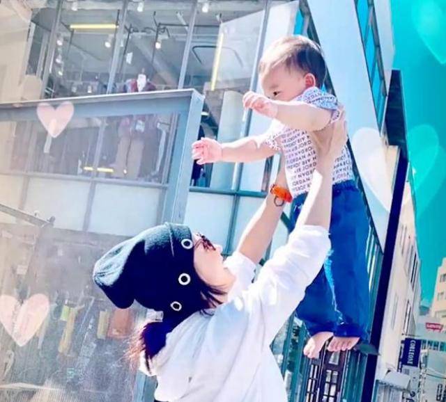 Marcus|张柏芝三胎没白疼，帮亲妈带货相当乖巧，无意中露出小肉脸