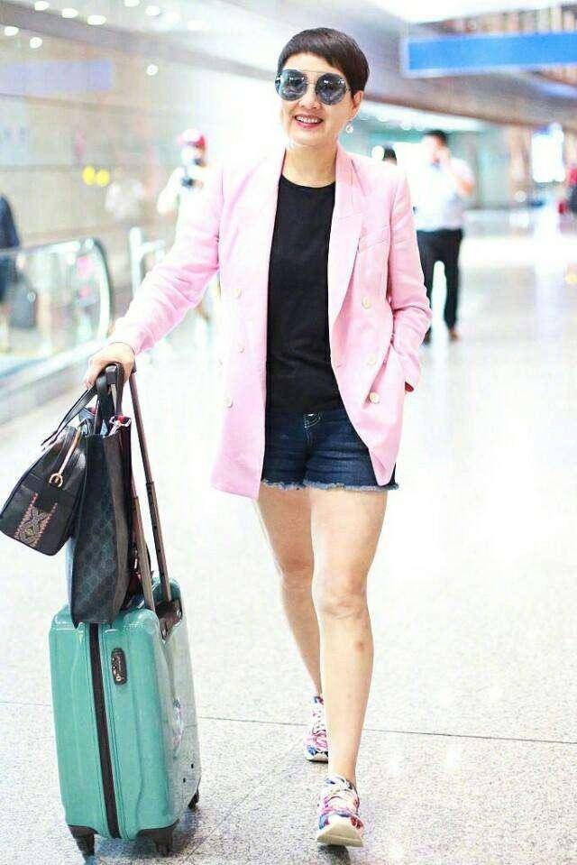 连衣裙|五六十岁妈妈穿衣如何避免大妈感？跟着张凯丽周涛穿，优雅端庄